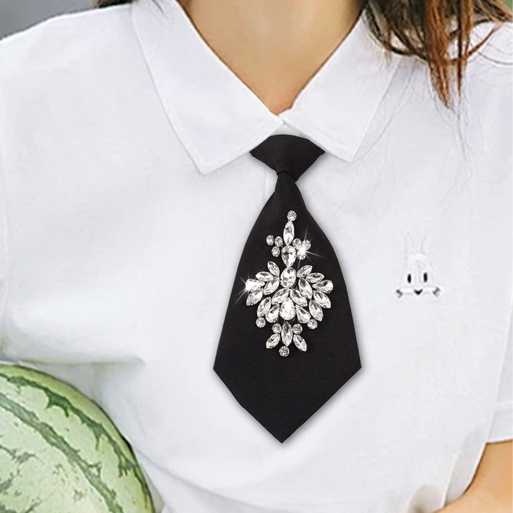 Corbata corta ajustable para mujer con diamantes de imitación negros preatados - image 1