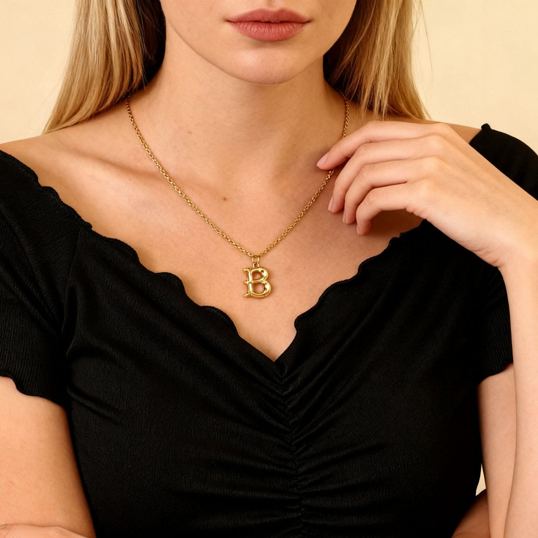Elegante collar con colgante de letra dorada y plateada para mujer - image 0