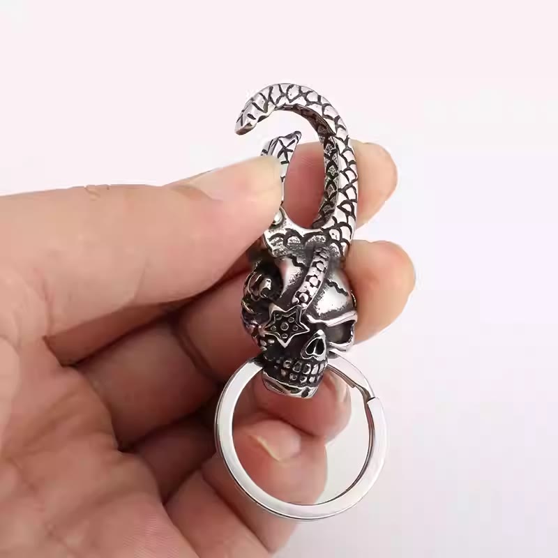 Llavero de metal con diseño de calavera pirata y capitán - image 0