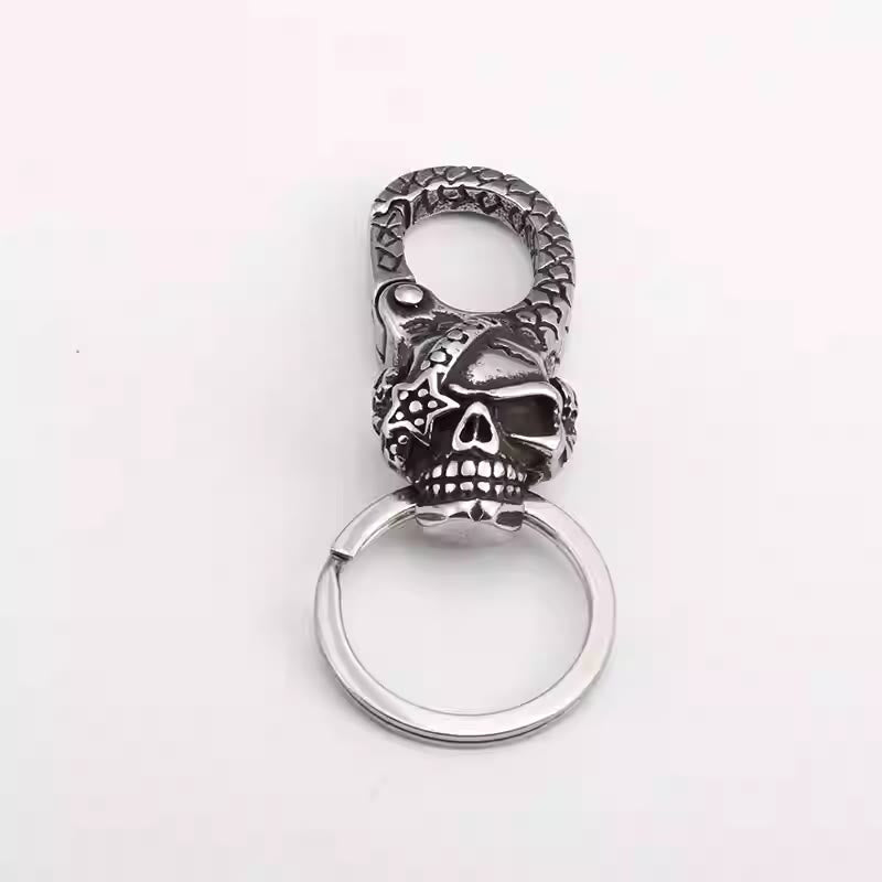 Llavero de metal con diseño de calavera pirata y capitán - Llavero - image 1