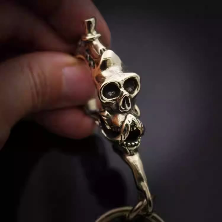 Llavero creativo de latón con forma de calavera y anilla - image 3
