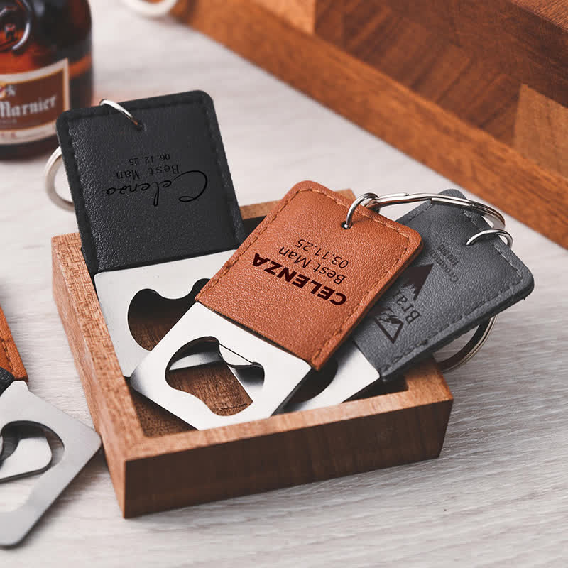 Llavero de cuero con abrebotellas personalizado para padrinos de boda - image 0