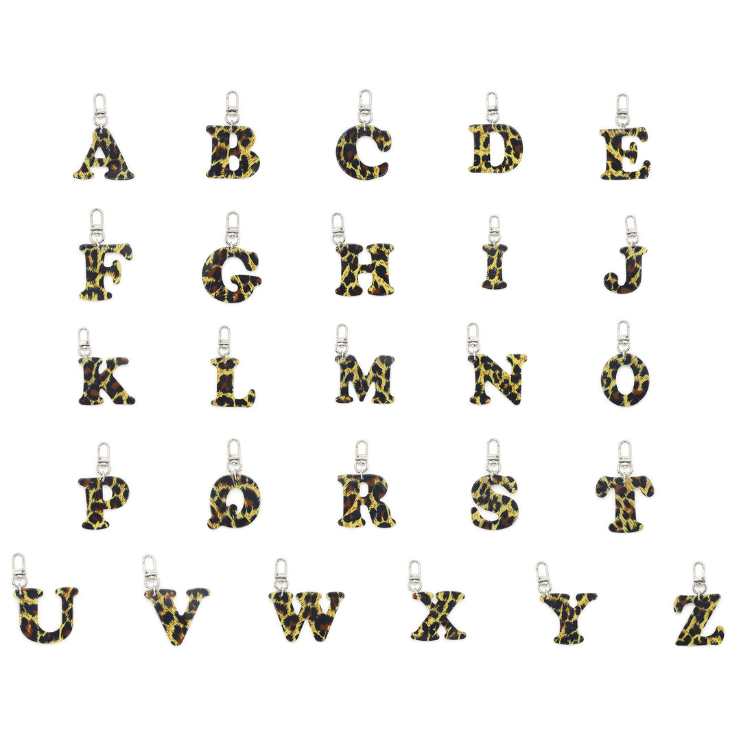 Llavero con colgante de sombrero de vaquero y letra con estampado de leopardo - image 8