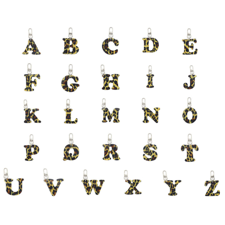 Llavero con colgante de sombrero de vaquero y letra con estampado de leopardo - image 8