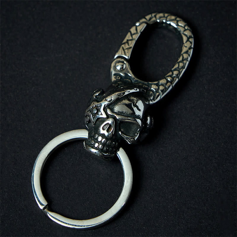 Llavero de metal con diseño de calavera pirata y capitán - Llavero - image 0