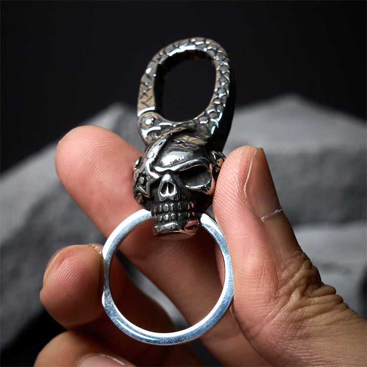 Llavero de metal con diseño de calavera pirata y capitán - image 1