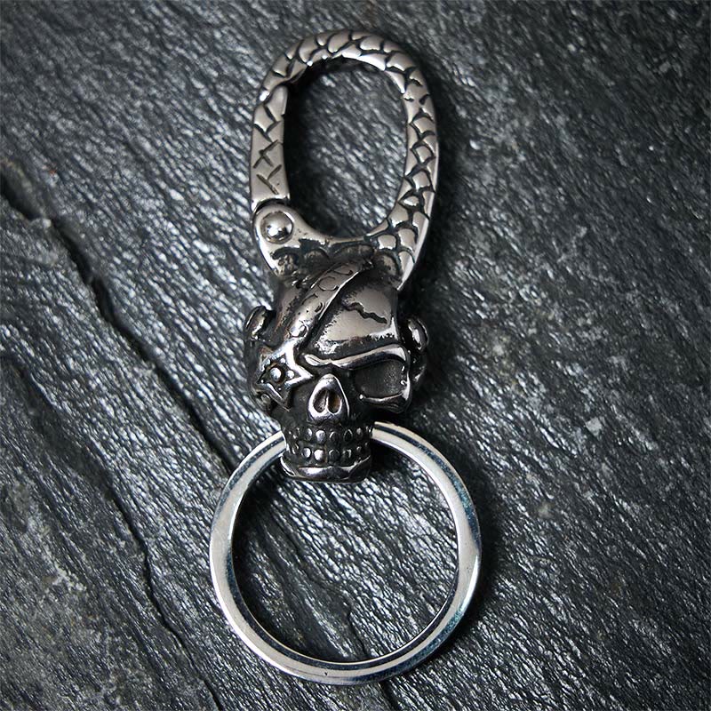 Llavero de metal con diseño de calavera pirata y capitán - image 4