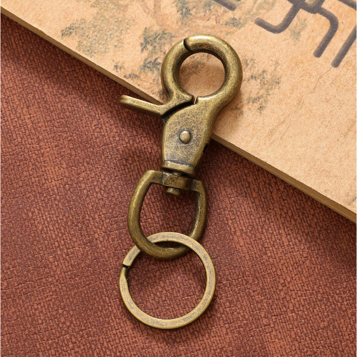 Llavero con colgante de sombrero de vaquero y letra con estampado de leopardo - image 4