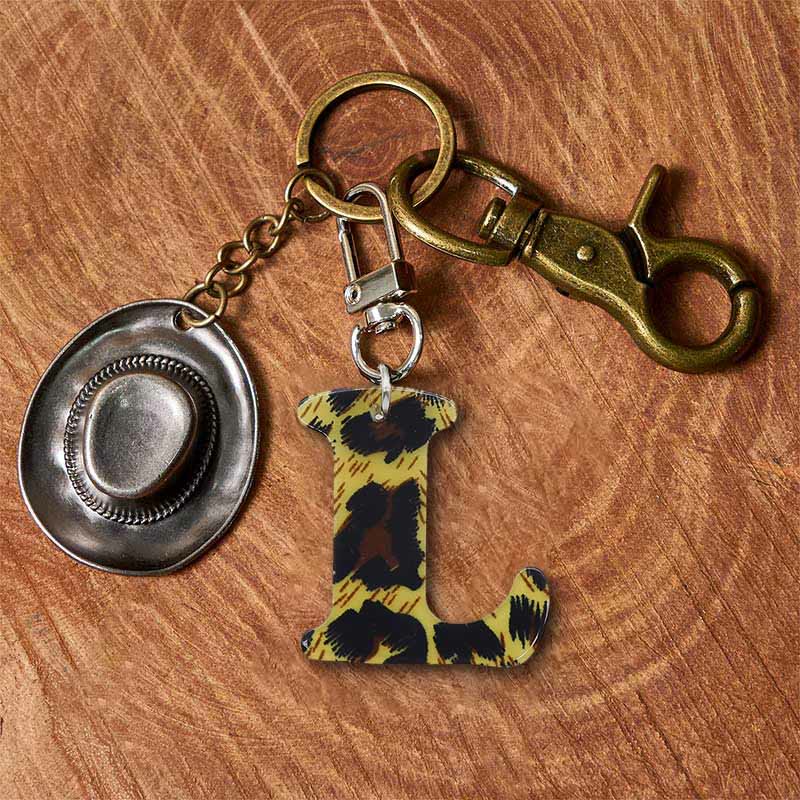 Llavero con colgante de sombrero de vaquero y letra con estampado de leopardo - Llavero de latón + sombrero plateado - L - image 19