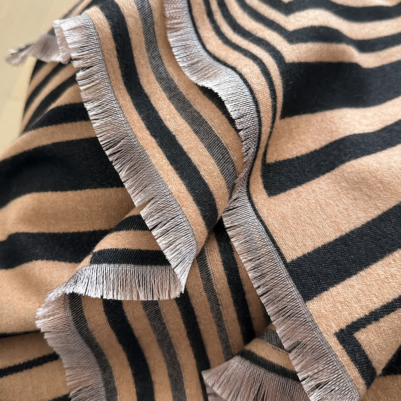 Bufanda con deslumbrante patrón geométrico de rayas de arte óptico - image 4