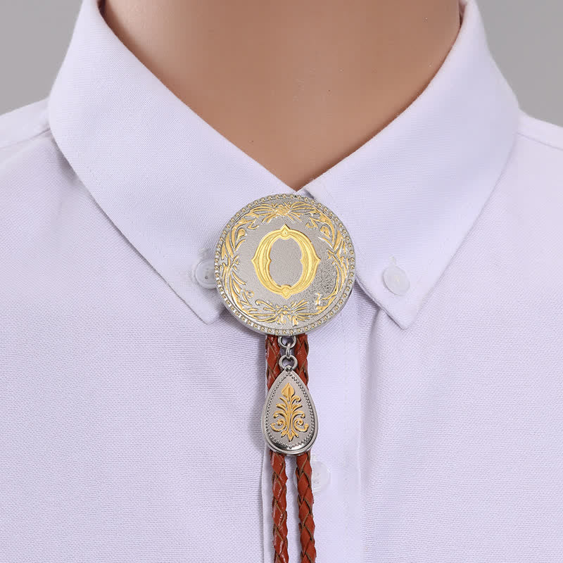 Corbata bolo de cuero marrón con inicial y colgante en forma de lágrima - Oro - O - image 17