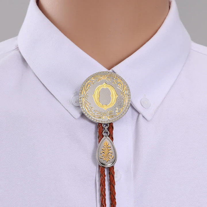 Corbata bolo de cuero marrón con inicial y colgante en forma de lágrima - Oro - O - image 17