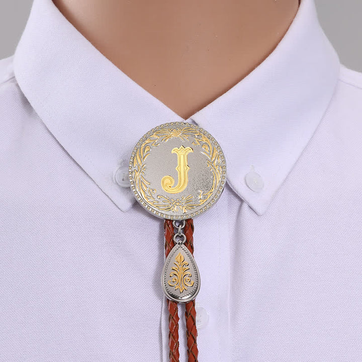 Corbata bolo de cuero marrón con inicial y colgante en forma de lágrima - Oro - J - image 12