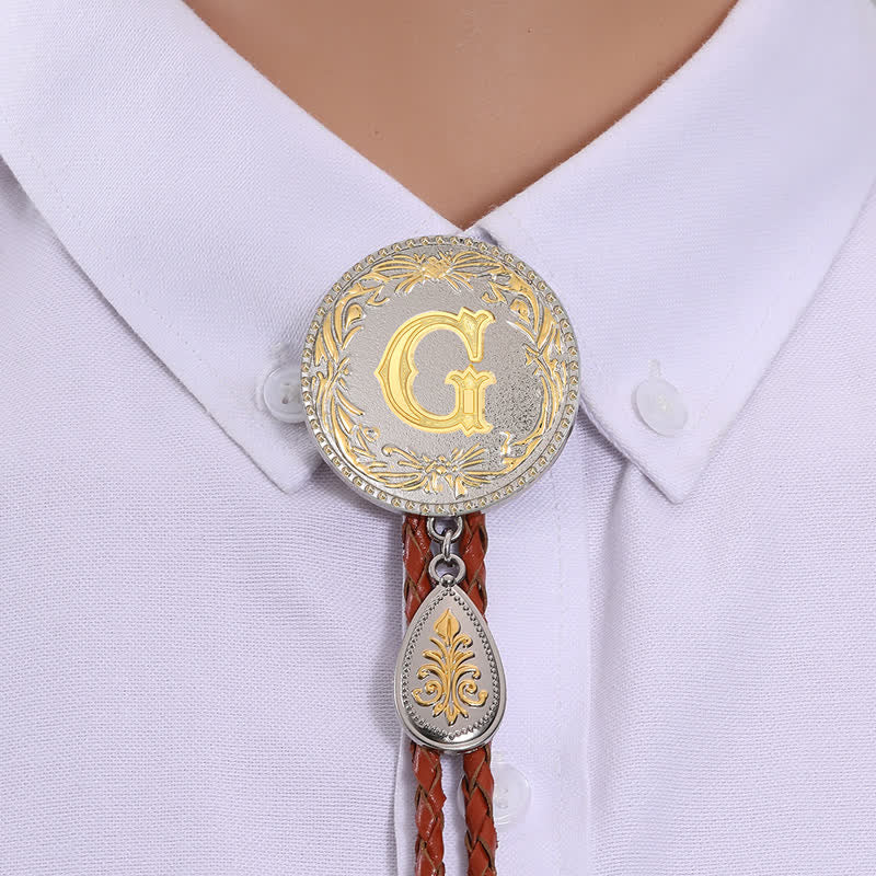 Corbata bolo de cuero marrón con inicial y colgante en forma de lágrima - Oro - G - image 9