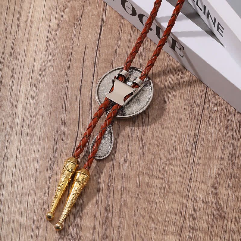 Corbata bolo de cuero marrón con inicial y colgante en forma de lágrima - image 2