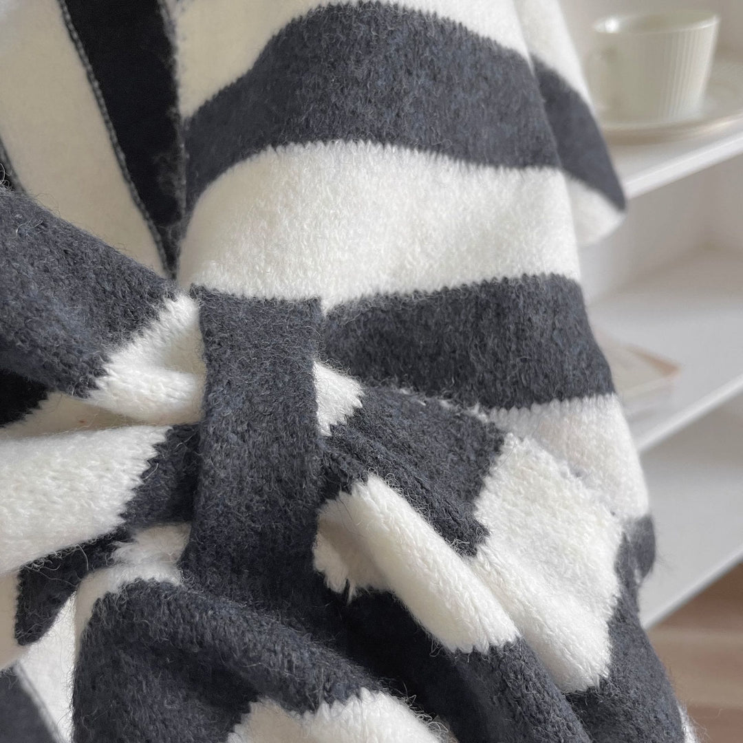 Chal triangular a rayas para mujer, ideal para el invierno y para mantener el calor. - image 2