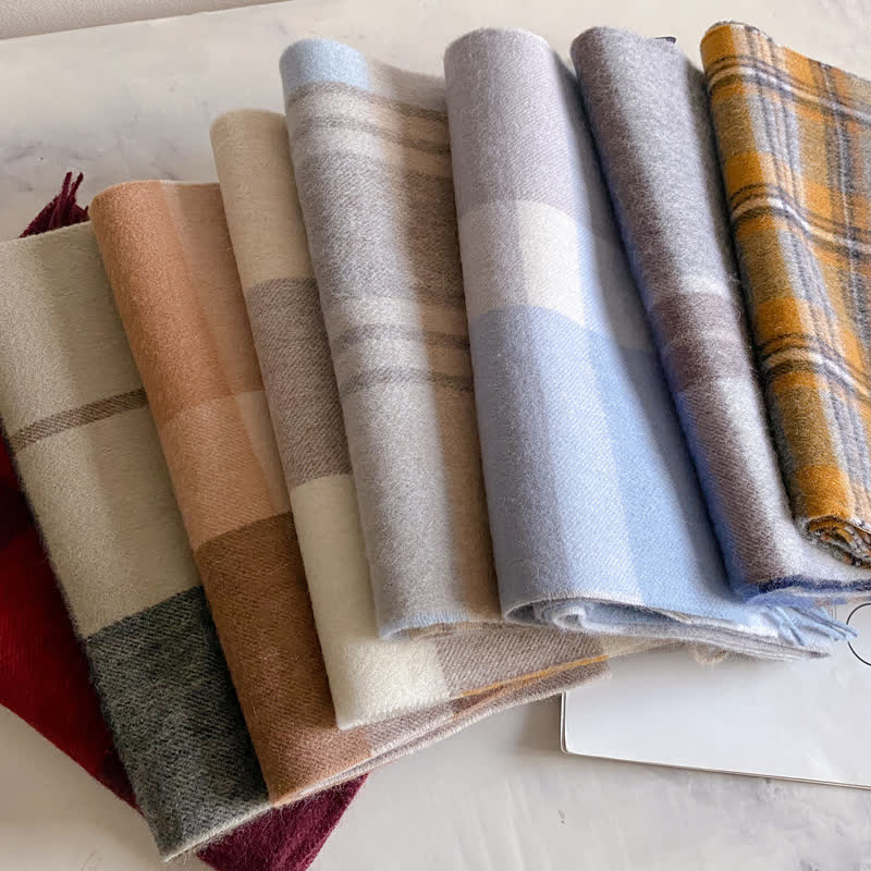 Bufanda unisex de lana cálida con estampado de cuadros y borlas - image 3