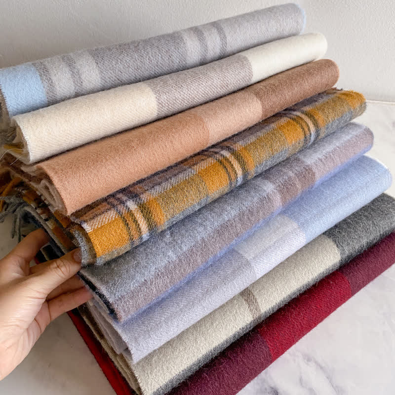 Bufanda unisex de lana cálida con estampado de cuadros y borlas - image 0