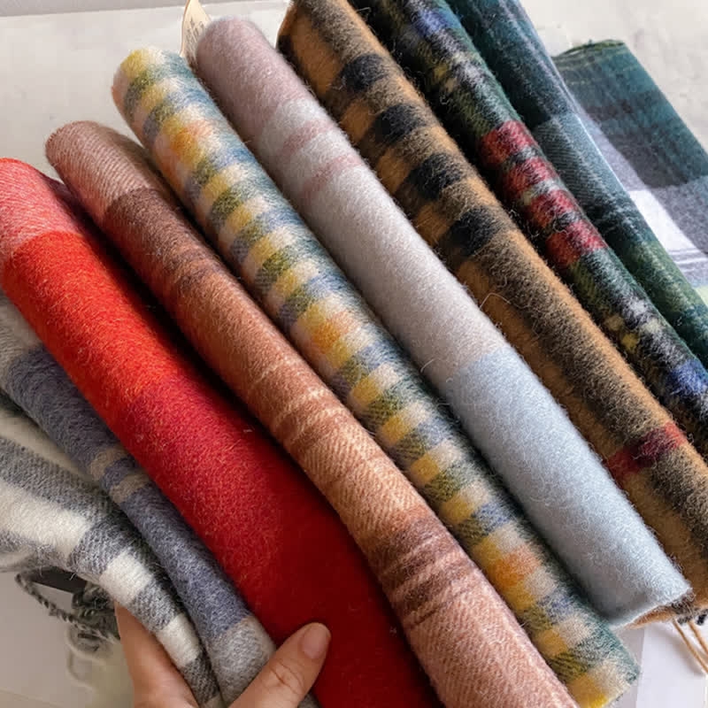 Bufanda unisex de lana cálida con estampado de cuadros y borlas - image 2