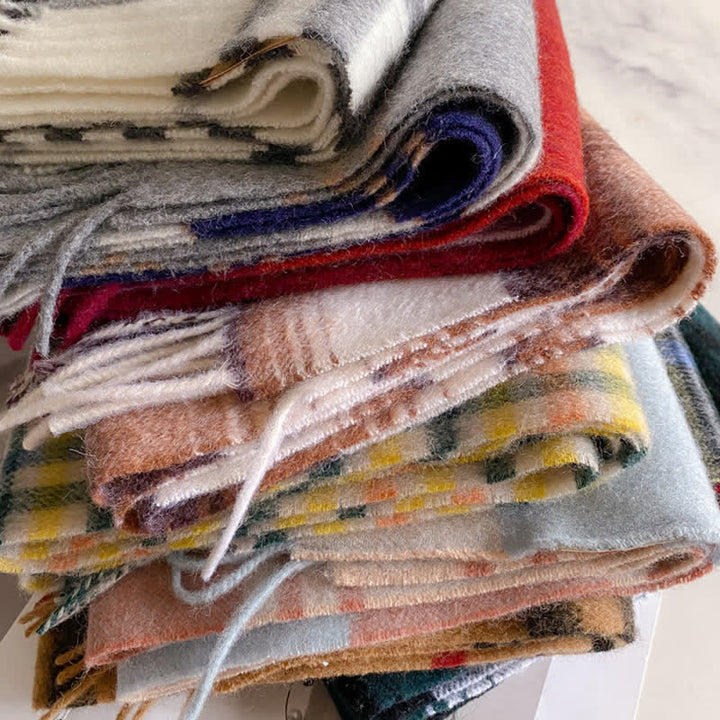 Bufanda unisex de lana cálida con estampado de cuadros y borlas - image 5