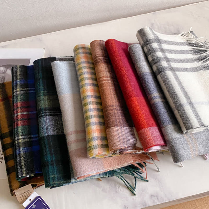 Bufanda unisex de lana cálida con estampado de cuadros y borlas - image 4