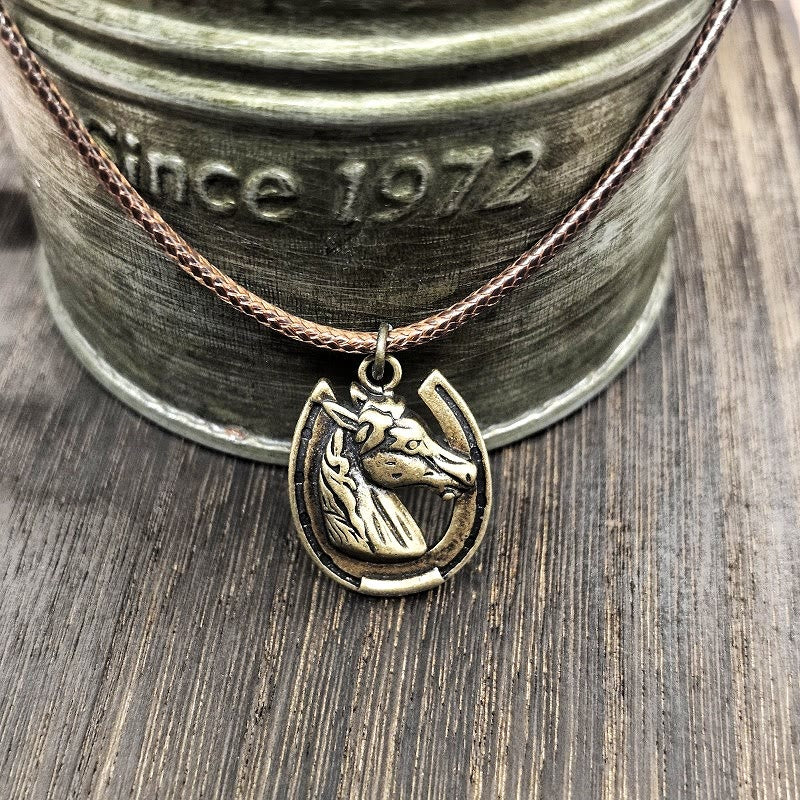Collar con colgante de metal vintage con diseño de cabeza de caballo y herradura - image 3