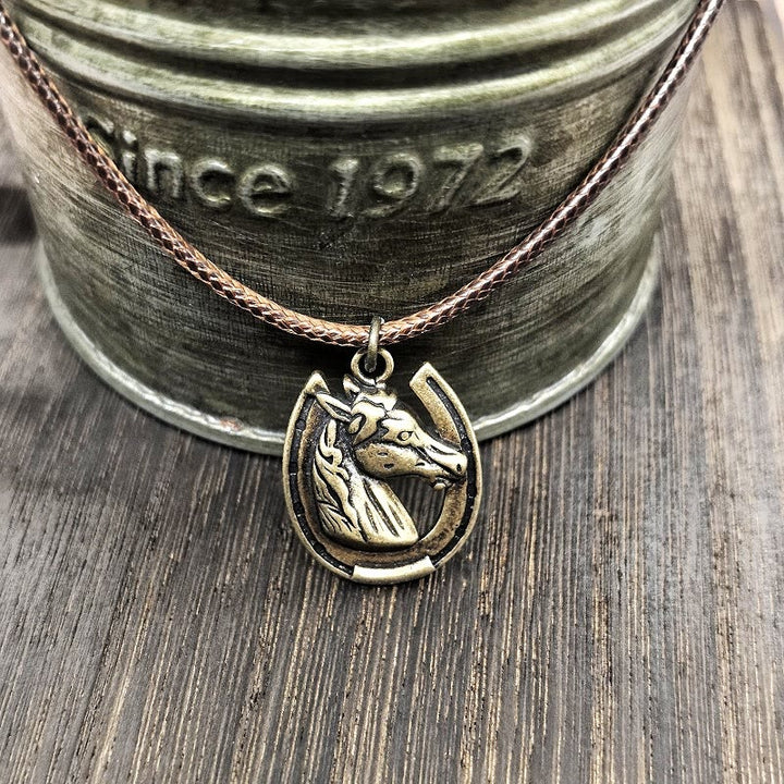 Collar con colgante de metal vintage con diseño de cabeza de caballo y herradura - image 3