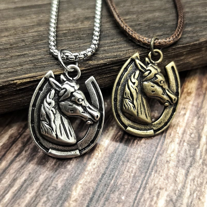 Collar con colgante de metal vintage con diseño de cabeza de caballo y herradura - image 0