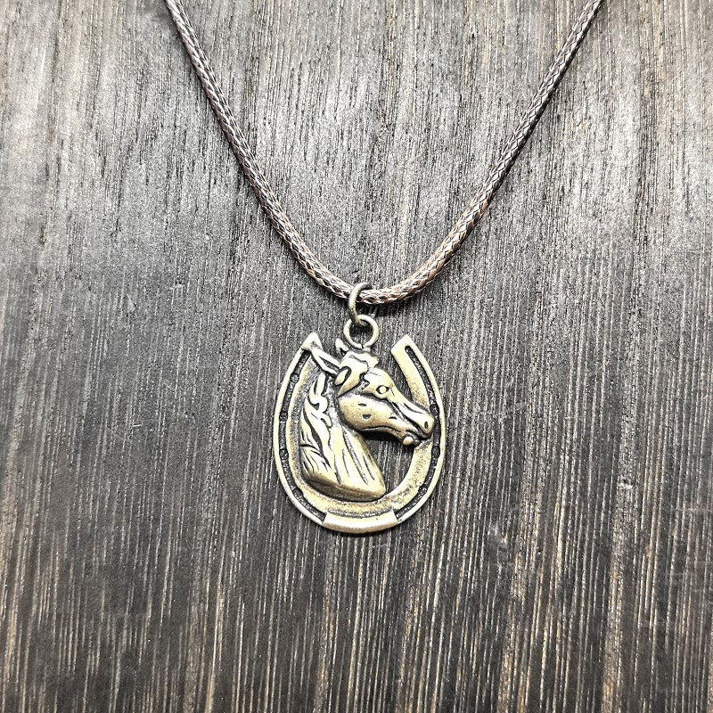 Collar con colgante de metal vintage con diseño de cabeza de caballo y herradura - Bronce antiguo - image 1
