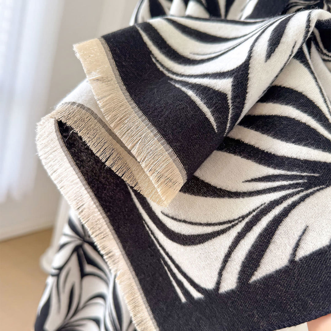 Chal de invierno para mujer, elegante, con estampado de hojas en blanco y negro. - image 2