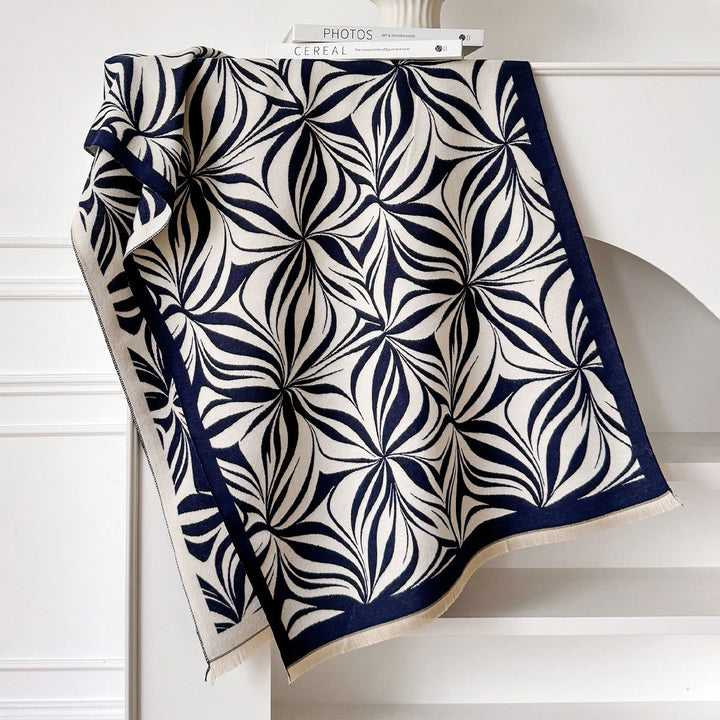 Chal de invierno para mujer, elegante, con estampado de hojas en blanco y negro. - image 5