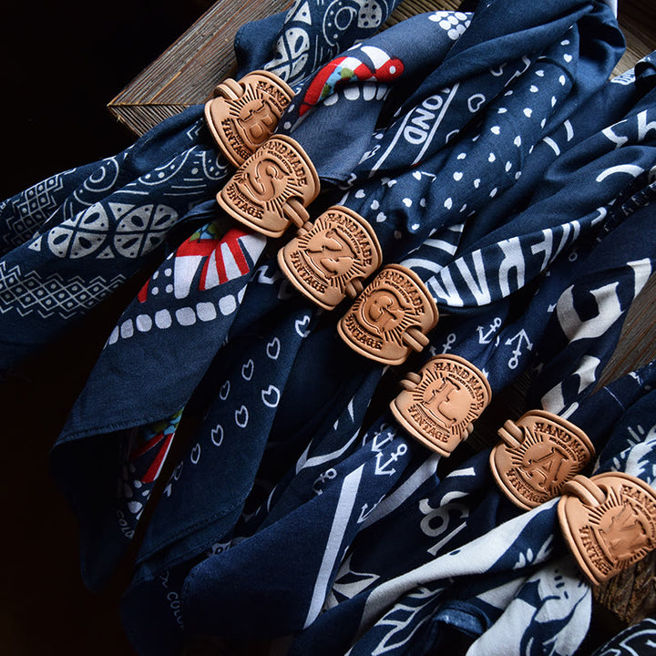 Pañuelo de bolsillo retro con estampado multicolor y hebilla con letra - image 0