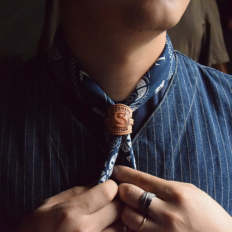 Pañuelo de bolsillo retro con estampado multicolor y hebilla con letra - image 1