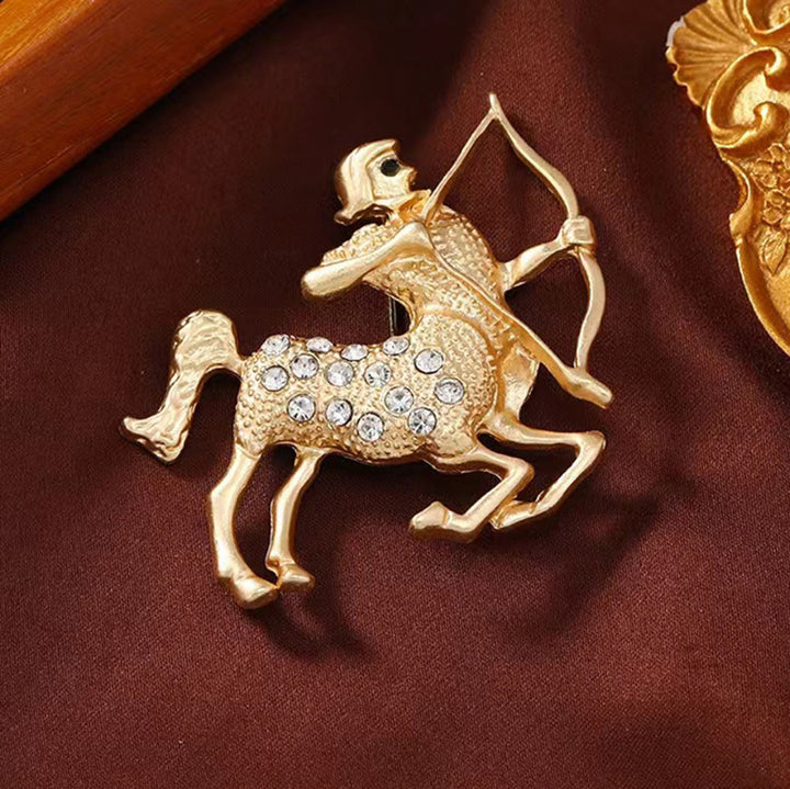 Broche de oro adornado con diamantes con el signo del zodíaco - image 18