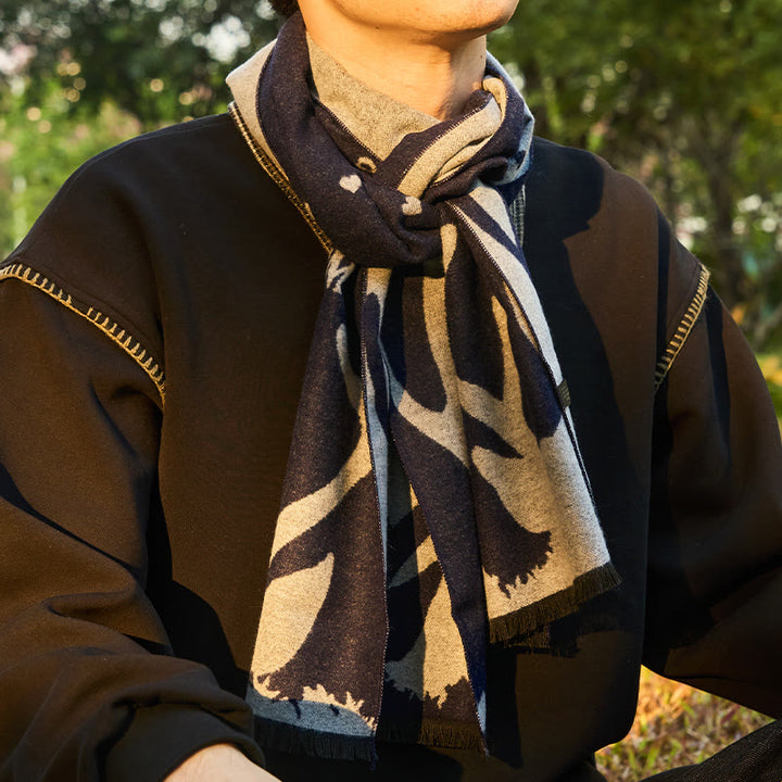 Bufanda festiva cálida azul marino con estampado de renos navideños para hombre - image 1