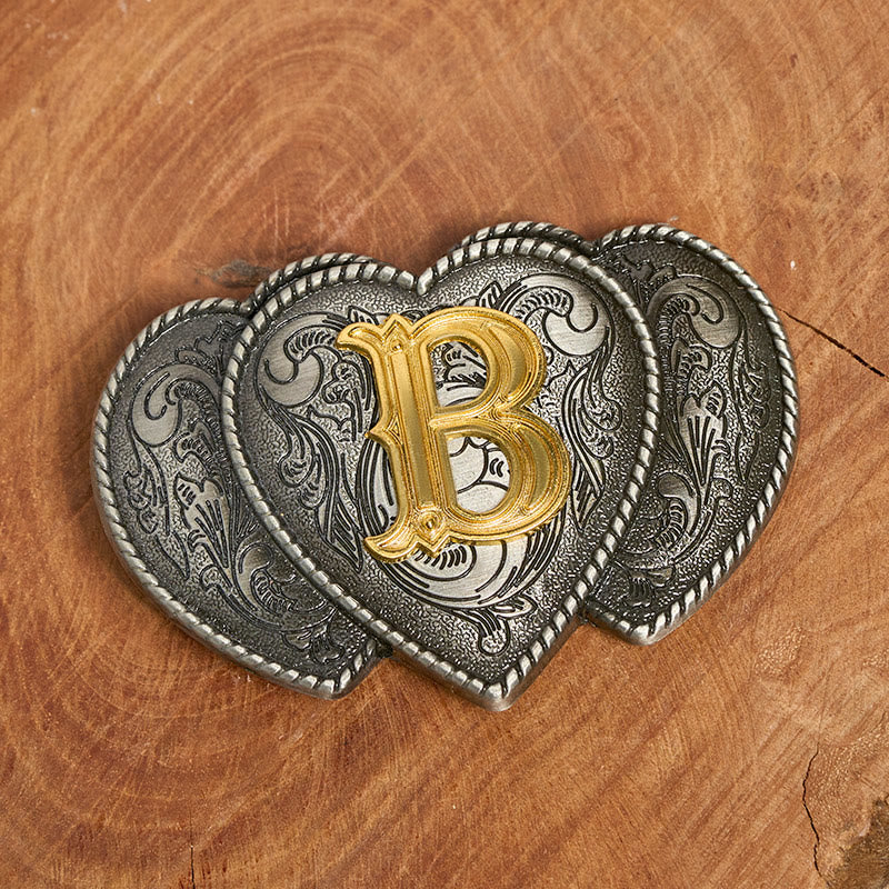 Cinturón de cuero con hebilla en forma de corazón y letras doradas - image 1