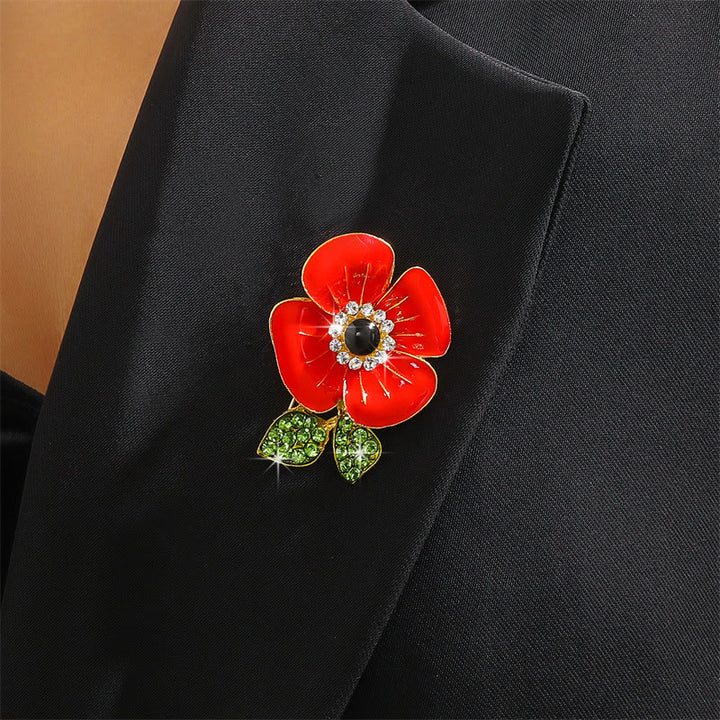 Broche de amapola roja vibrante con pétalos brillantes y hojas adornadas con cristales brillantes y borde dorado. - image 3