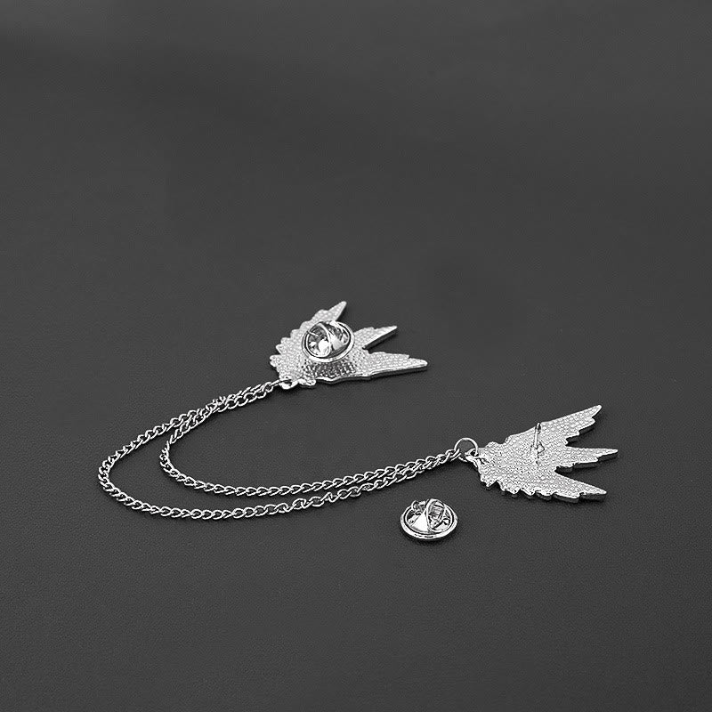 Broche de doble cadena con alas simétricas ornamentadas - image 4