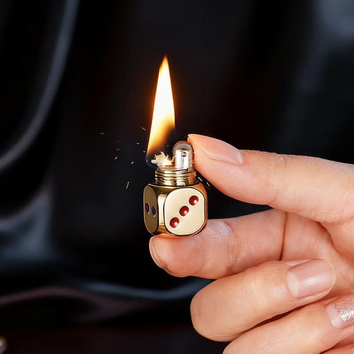 Llavero encendedor de queroseno recargable con mini dados clásicos - image 2