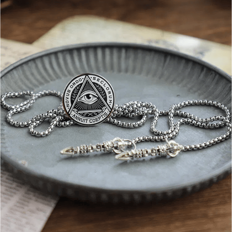 Corbata bolo de metal vintage con inscripción en latín "Ojo de la Providencia" - image 1