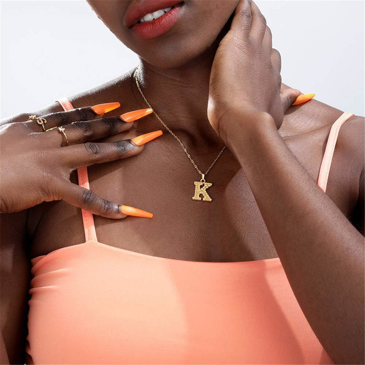 Collar con colgante de letra dorada, sencillo y noble - image 2