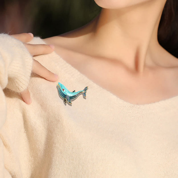 Broche de esmalte con forma de ballena del tesoro para mujer
