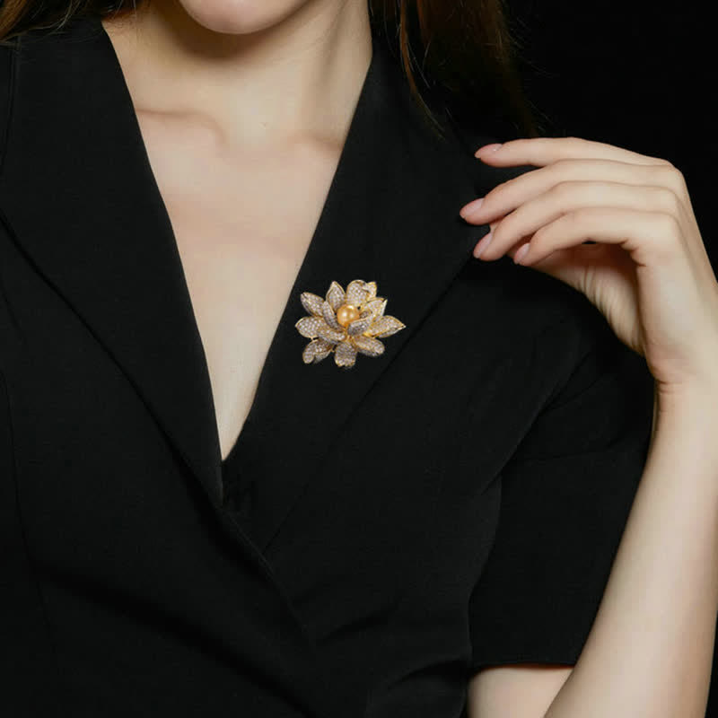 Broche de loto con perla tridimensional para mujer