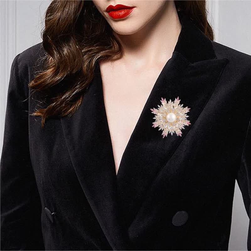 Broche de flor de perla con forma de copo de nieve para mujer