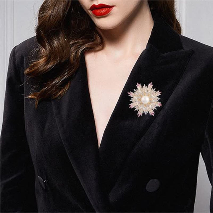 Broche de flor de perla con forma de copo de nieve para mujer