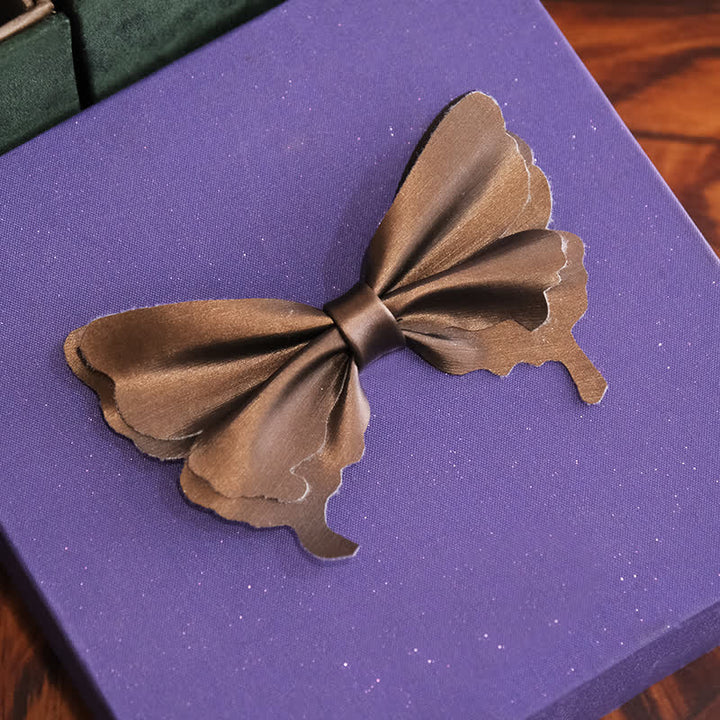 Pajarita de cuero curtido vegetal con diseño de mariposa para hombre