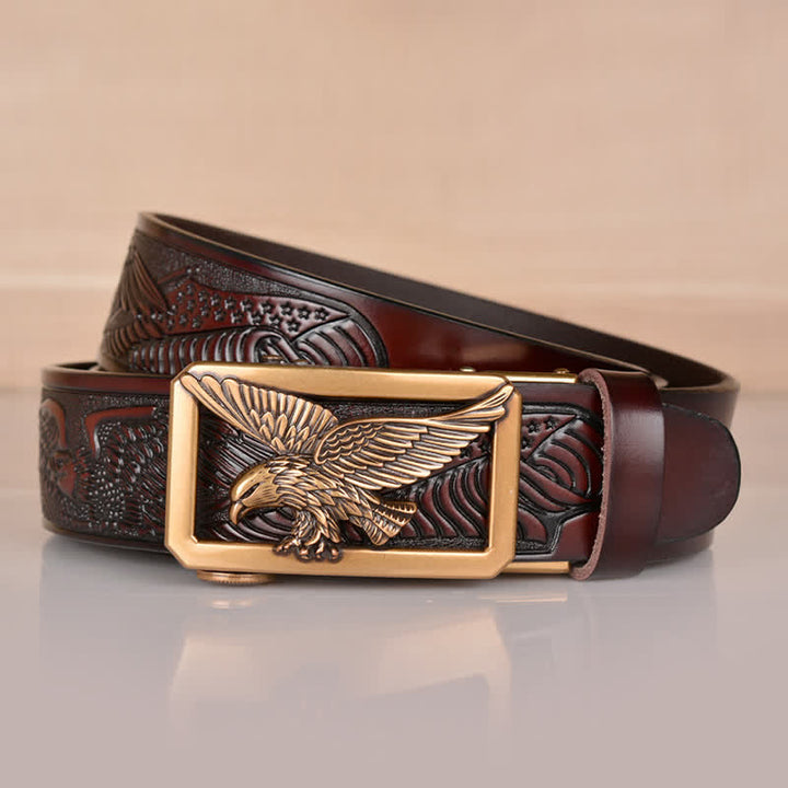 Cinturón de cuero con relieve y hebilla de águila hueca para hombre