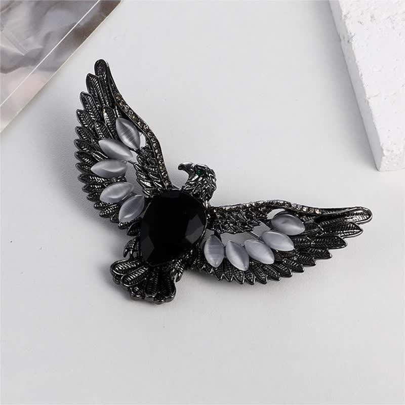 Broche con gema de halcón volador para hombre