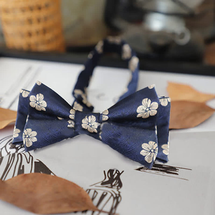 Pajarita retro con hojas y flores para hombre