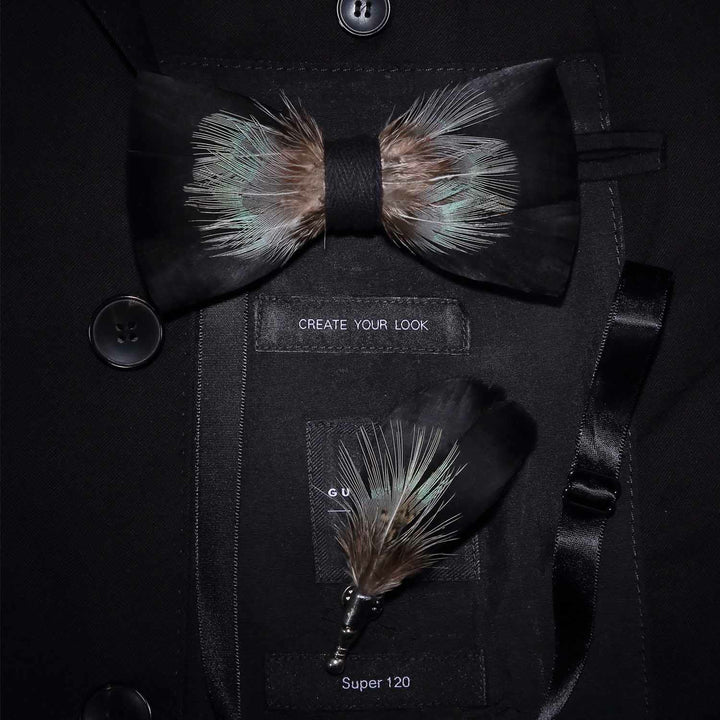 Pajarita con plumas de montaña negras y verdes y broche de solapa